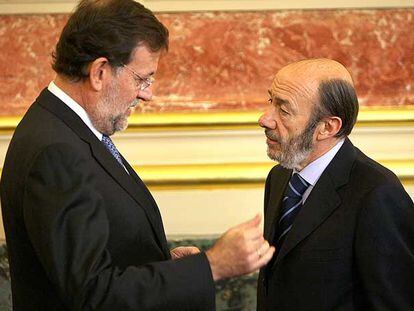 Mariano Rajoy y Alfredo Pérez Rubalcaba, ayer, durante su conversación en el Congreso.