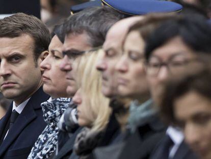 Emmanuel Macron este martes en el homenaje por el polic&iacute;a muerto en los Campos El&iacute;seos.  