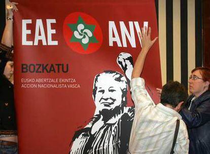 Militantes de la izquierda <i>abertzale</i> levantan un cartel de ANV en un acto en mayo en Bilbao.
