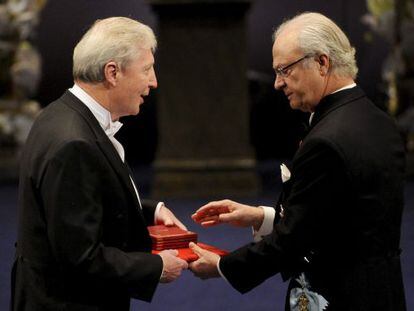 Jules Hoffmann (izquierda) recibe el Nobel de manos del rey Carl Gustaf.