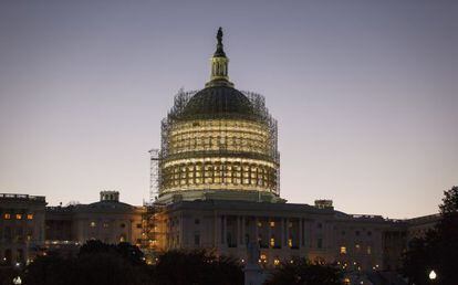 La c&uacute;pula del Capitolio en Washington, la noche del jueves.