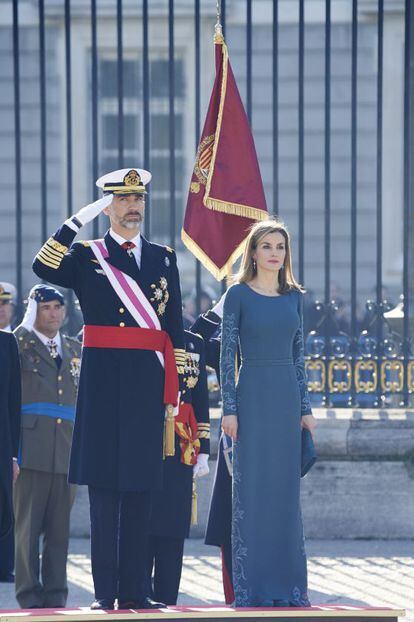 El pasado año, Letizia se decantó por un vestido largo con bordados en las mangas y en los laterales y de azul, respetando el protocolo que indica que debe ser oscuro.