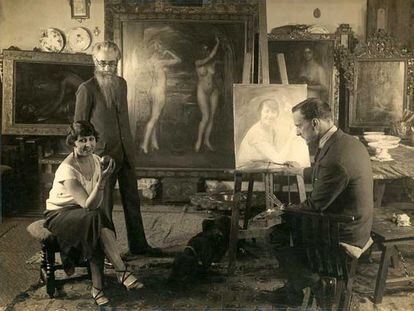 Valle-Inclán, la actriz María Banquer y Julio Romero de Torres, en su estudio de Madrid en 1926.
