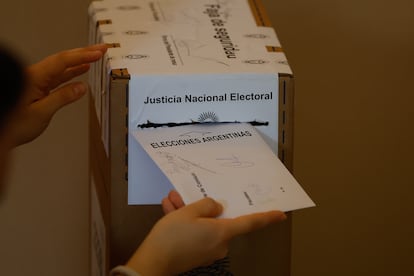 Un ciudadano emite su voto en Buenos Aires (Argentina), el 22 de octubre.