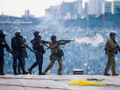 Policías antidisturbios repliegan a los manifestantes a las afueras del Palacio de Planalto, el 8 de enero de 2023, en Brasilia.