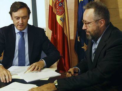 Rafael Hernando, del PP, y Juan Carlos Girauta, de Ciudadanos, firman el pacto de investidura.