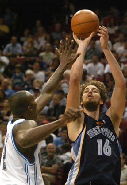 Pau Gasol, de los Los Grizzlies de Memphis encesta por encima del jugador de los Orlando Magic, Dwight Howard.