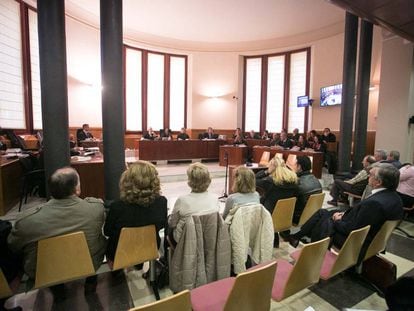  Los acusados por una estafa piramidal en el seno de los Testigos de Jehova, durante el juicio en la Audiencia de Barcelona. 