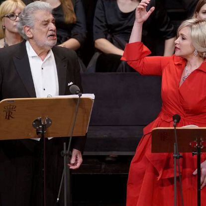 Plácido Domingo y la soprano italiana Carmen Giannattasio, acompañados por el Coro y Orquesta del Teatro Real, durante el estreno de 'Giovanna d´Arco'.