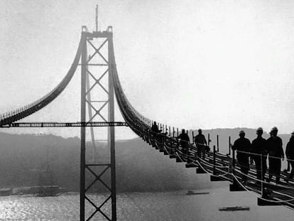 Construcci&oacute;n del puente 25 de Abril sobre el r&iacute;o Tajo en Lisboa hace 50 a&ntilde;os.
 