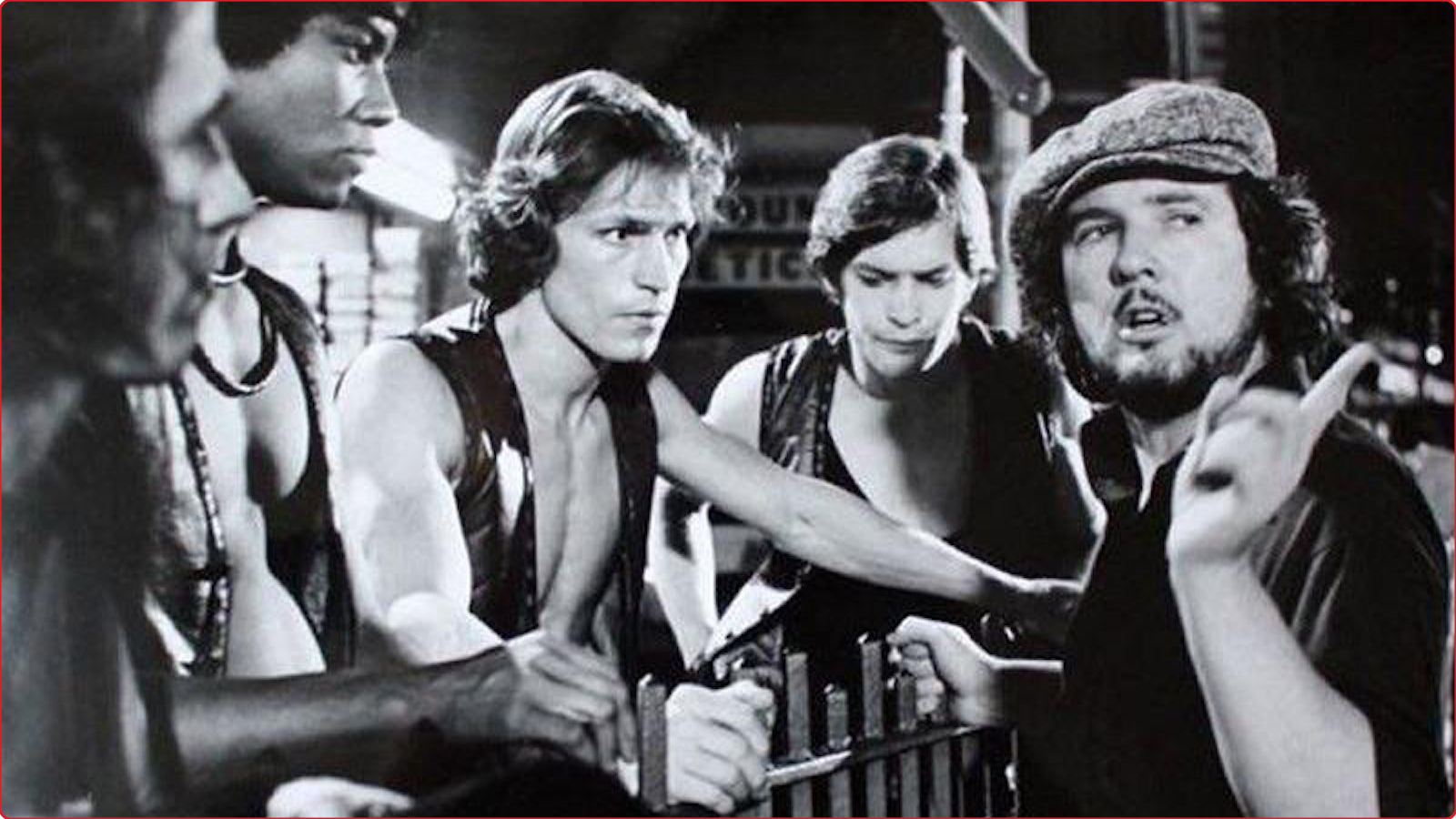 Walter Hill, a la derecha, en el rodaje de 'The Warriors: los amos de la noche'.