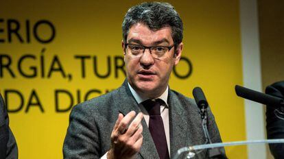 El ministro de Energía, Álvaro Nadal, tras la reunión con el presidente de Iberdrola, Ignacio Sánchez Galán, para analizar la petición de la compañía de cerrar las centrales térmicas, el pasado jueves.