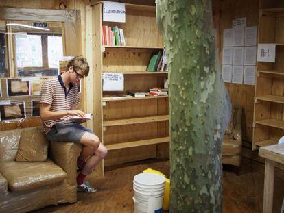 Un visitante lee en una de las salas del archivo y librería de Gramsci en las Forest Houses, para la serie 'Thomas Hirschhorn. Monumento a Gramsci. 2013'.