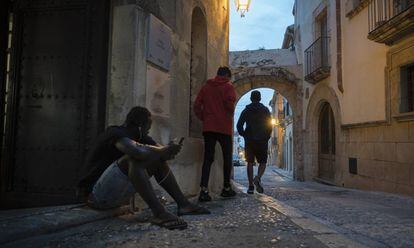 Un grupo de menores inmigrantes, durante su estancia el año pasado en Altafulla (Tarragona).
