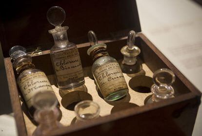 Los frascos originales, algunos aún llenos de productos químicos que supuran, están expuestos en el museo de la iglesia adyacente.