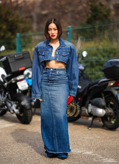 Durante la última  ‘Fashion Week’ de Milán, Tiffany Hsu acaparó todas las miradas con un ‘total look’ tejano. Tanto es así que, debajo de la falda –que en su caso quedaba por debajo de los tobillos–, podían verse unos ‘jeans’. A parte de esta capa sorpresa, por supuesto, también llevaba el top y la cazadora ‘cropped’ a juego.