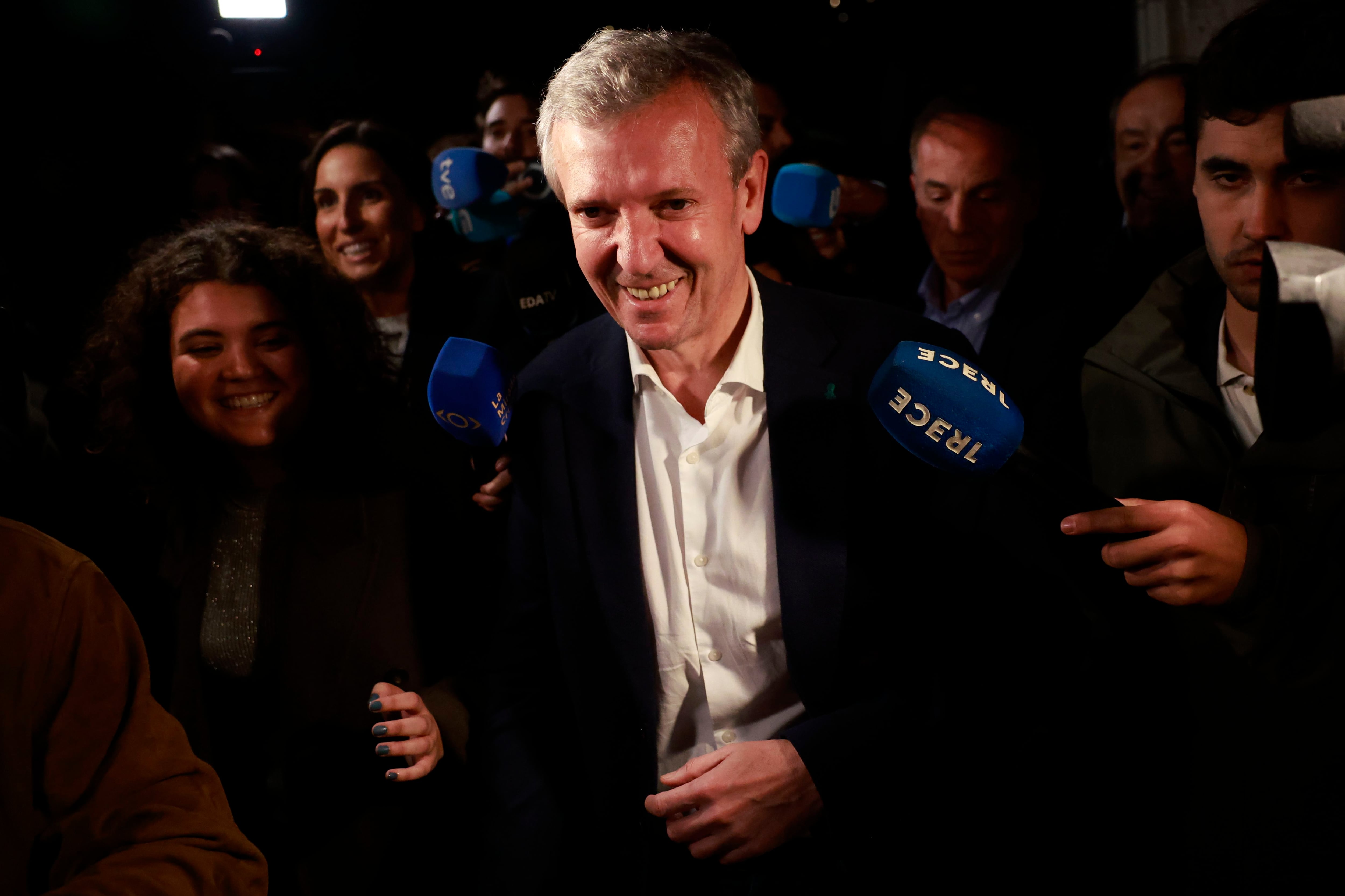 SANTIAGO DE COMPOSTELA, 18/02/2024.- El candidato Popular a la Xunta, Alfonso Rueda, reacciona tras resultar ganador de las elecciones gallegas este domingo, en Santiago. El resultado de las elecciones gallegas del 18 febrero deja la quinta mayoría consecutiva del PP, la primera con Alfonso Rueda al frente, un fuerte crecimiento del BNG, que ha concentrado el voto por el cambio aunque de forma estéril, una caída a mínimos históricos del PSdeG y la entrada en la Cámara autonómica de la formación localista y populista Democracia Ourensana. EFE/ Lavandeira Jr
