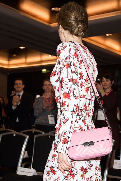 Un bolso de Uterqüe en rosa chicle y con cadena (129 euros) fue la pieza clave de este look con el que Doña Letizia estrenó la primavera de 2017. Fue el complemento perfecto a un vestido de Carolina Herrera que ya ha lucido en varias ocasiones.
