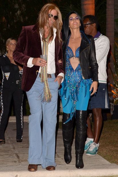 Cindy Crawford y su marido Rande Gerber en la fiesta Casamigos. La modelo rindió homenaje a Cher con esta interpretación de su look.