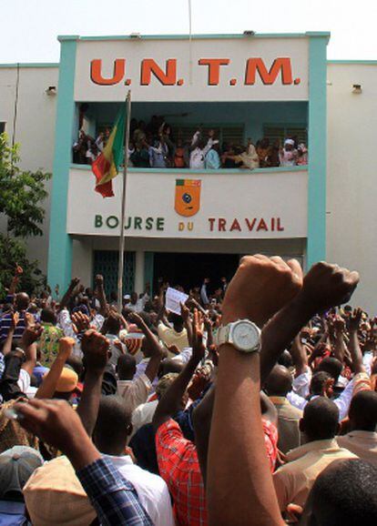 M&aacute;s de mil personas protestan contra la Junta Militar en Bamako.