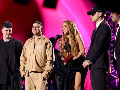 La cantante colombiana Shakira y el productor argentino Bizarrap, después de recibir su premio Disco del Año durante la 24ª Entrega Anual del Latin Grammy.