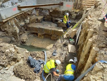 Imagen del proceso de excavación del enterramiento islámico, que puede verse junto a los dos obreros.