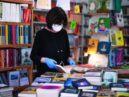 Una empleada de la librería Trebisonda, en Turín (Italia), durante la reapertura en mayo. 