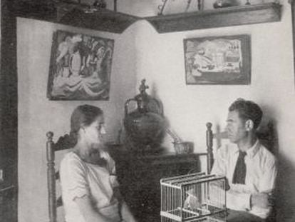 Ram&oacute;n Ac&iacute;n y Conchita Monr&aacute;s en su casa familiar de Huesca, en 1927.