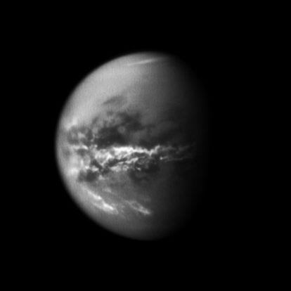 Concentración de nubes en el ecuador de Titán observadas por la nave Cassini.