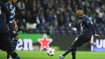 Brahimi chuta para marcar el primer gol del partido