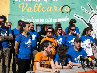 Jaume Gorriz, vecino del barrio de Vallcarca que ha logrado una rebaja de alquiler, ante los micrófonos.