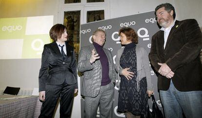 La presidenta de Equo, Reyes Montiel, el eurodiputado Daniel Cohn-Bendit, la presidenta del Partido Verde Europeo, Mónica Frassoni, y el promotor del proyecto, Juan López de Uralde, en Madrid.