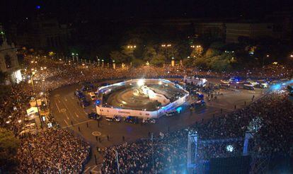Vista general de la plaza de la Cibeles donde los aficionados del Real Madris esperaron la llegada del autob&uacute;s de sus jugadores hasta las 6 de la ma&ntilde;ana. 
