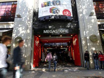 Una imagen de archivo de la tienda m&aacute;s emblem&aacute;tica de Virgin en Par&iacute;s, situada en los Campos El&iacute;seos.