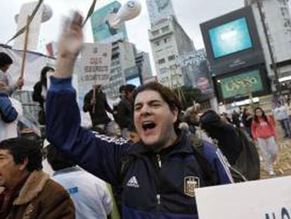 Productores agropecuarios argentinos participan en una protesta frente al obelisco en el centro de Buenos Aires (Argentina).