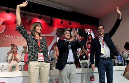 La reci&eacute;n elegida secretaria general Idoia Mendia, el hasta hoy l&iacute;der de los socialistas vascos Patxi L&oacute;pez y Pedro S&aacute;nchez.