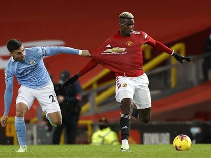 Ferran agarra de la camiseta a Pogba este sábado en Old Trafford.