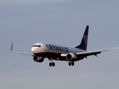 Un Boeing 737 de Ryanair, durante su aproximación al aeropuerto de Riga (Letonia), en enero pasado.