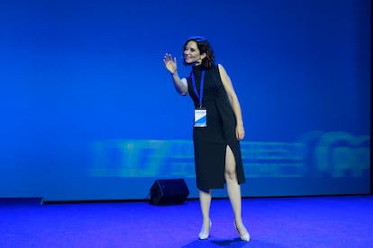 Ayuso saluda desde el escenario del congreso del PP de Madrid.