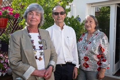 Gema García, Luis Moya y Carmen Pérez, en el patio interior de la casa de Gema.
