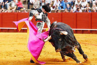 Jos&eacute; Garrido hace un lance en la Maestranza a su primer toro.