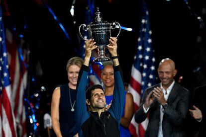 Djokovic eleva el trofeo de campeón del US Open 2018.