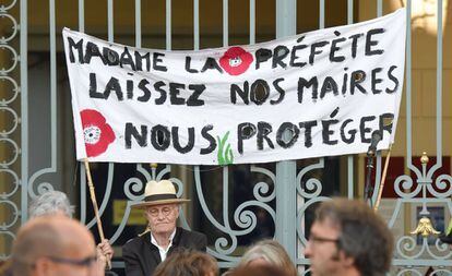 Manifestación este verano en apoyo al alcalde de Langouet, Daniel Cueff, denunciado por prohibir los pesticidas a 150 metros de zonas residenciales 
