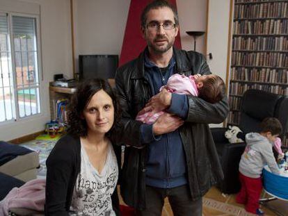 Marta Montes y Jos&eacute; Carlos Chic&oacute;n con la peque&ntilde;a Naia.