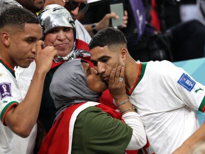 Morocco's defender #02 Achraf Hakimi (R) is greeted at the end of the Qatar 2022 World Cup Group F football match between Belgium and Morocco at the Al-Thumama Stadium in Doha on November 27, 2022. (Photo by Fadel Senna / AFP)