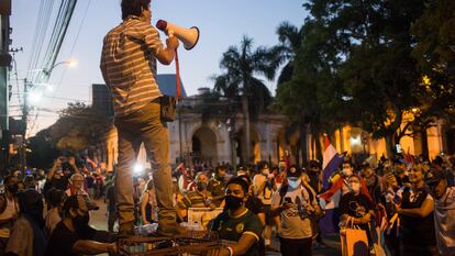 Un hombre con un megáfono durante las protestas en el centro de Asunción (Paraguay), el 10 de marzo.
