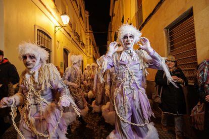 Una vez caracterizados y con las letras repasadas, la agrupación pone rumbo al Teatro Falla con un pasacalles. Fans y aficionados acompañan a la chirigota, que aprovecha el camino para cantar algunas coplas. La tranquilidad con la que iniciaron el encuentro ha virado en concentración. 
