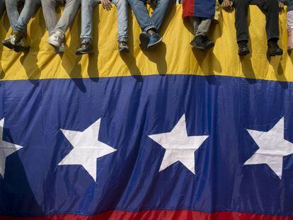 Una bandera venezolana, durante una protesta contra Maduro el d&iacute;a 26. 