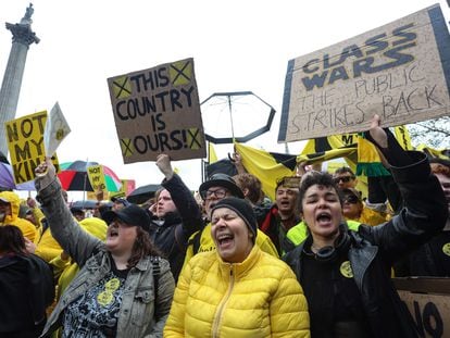 Manifestantes contrarios a la monarquía protestan en Trafalgar Square, cerca de la abadía de Westminster, durante la coronación de Carlos III, el 6 de mayo.