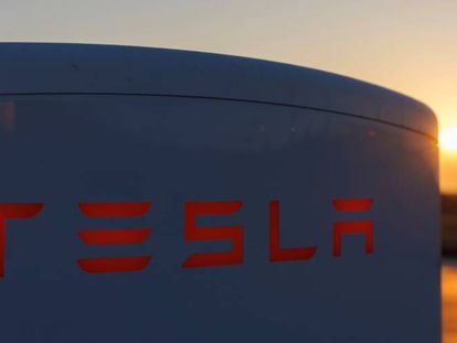Imagen de un supercargador de Tesla.